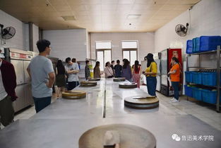 校園服務(wù) 加強(qiáng)餐飲服務(wù)工作 提高食品安全意識(shí) 物業(yè)發(fā)展中心餐飲部組織學(xué)生代表參觀食堂